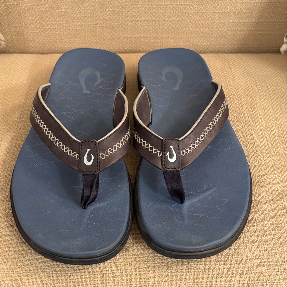 OluKai Men's Navy and Black Flip-Flops